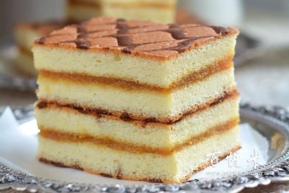 千秋紋鳳梨醬夾心蛋糕，松軟香甜比買的好吃實惠，5個雞蛋就能烤一大盤蛋糕